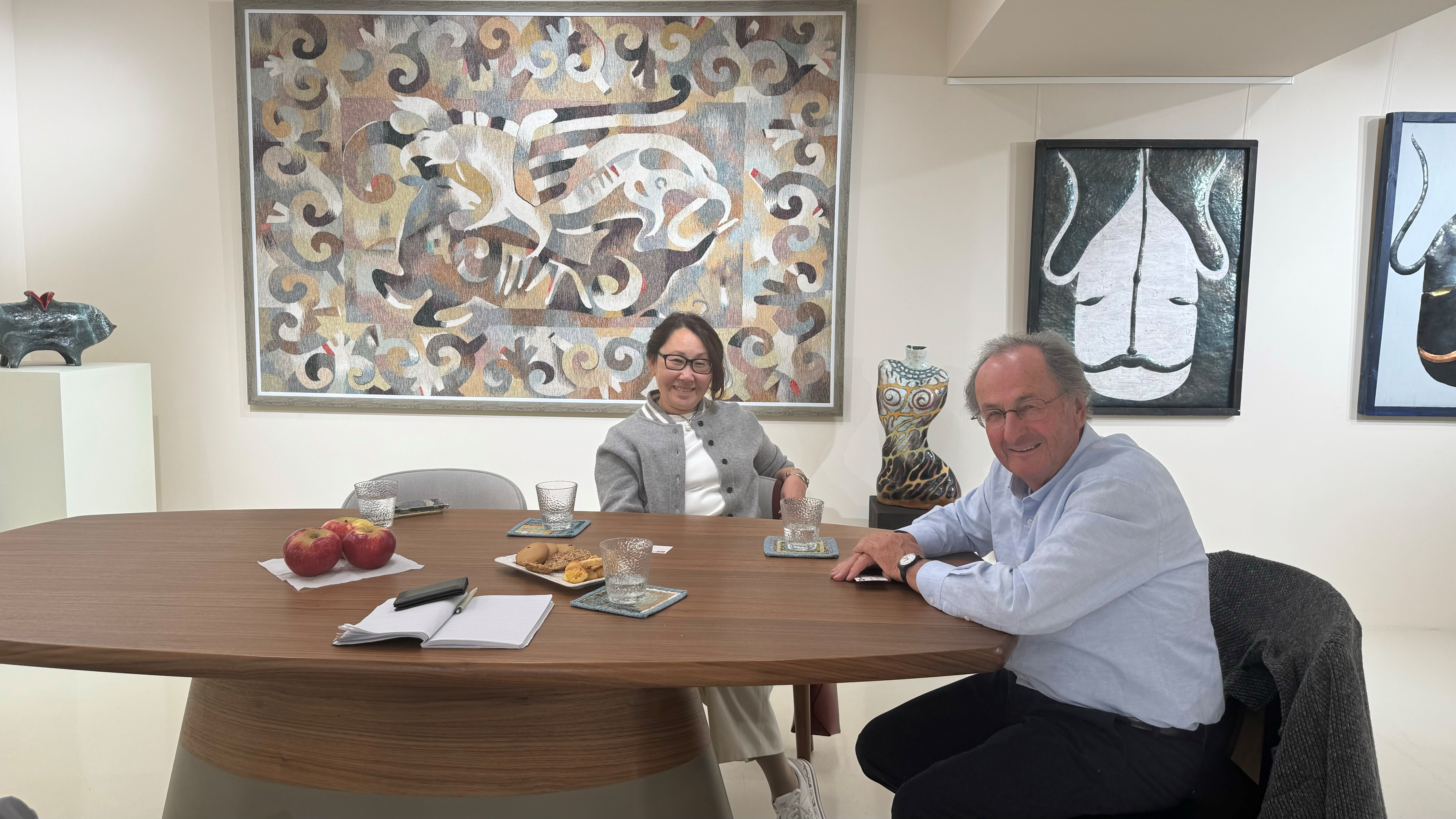 Max Schneeberger e sua moglie Zaure Ismagulova alla galleria Aizakhan