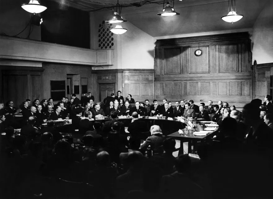 1946年1月17日,聯合國安理會第一次會議在倫敦舉行。與會的有聯合國代表、波蘭、俄羅斯、英國、美國、澳洲、巴西、中國、埃及、法國、墨西哥與荷蘭。