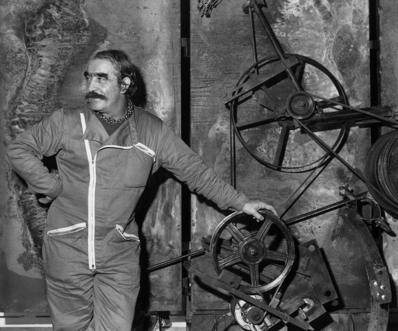 Jean Tinguely poses in the Swiss gallery Bruno Bischofberger in Zurich, September 1979.