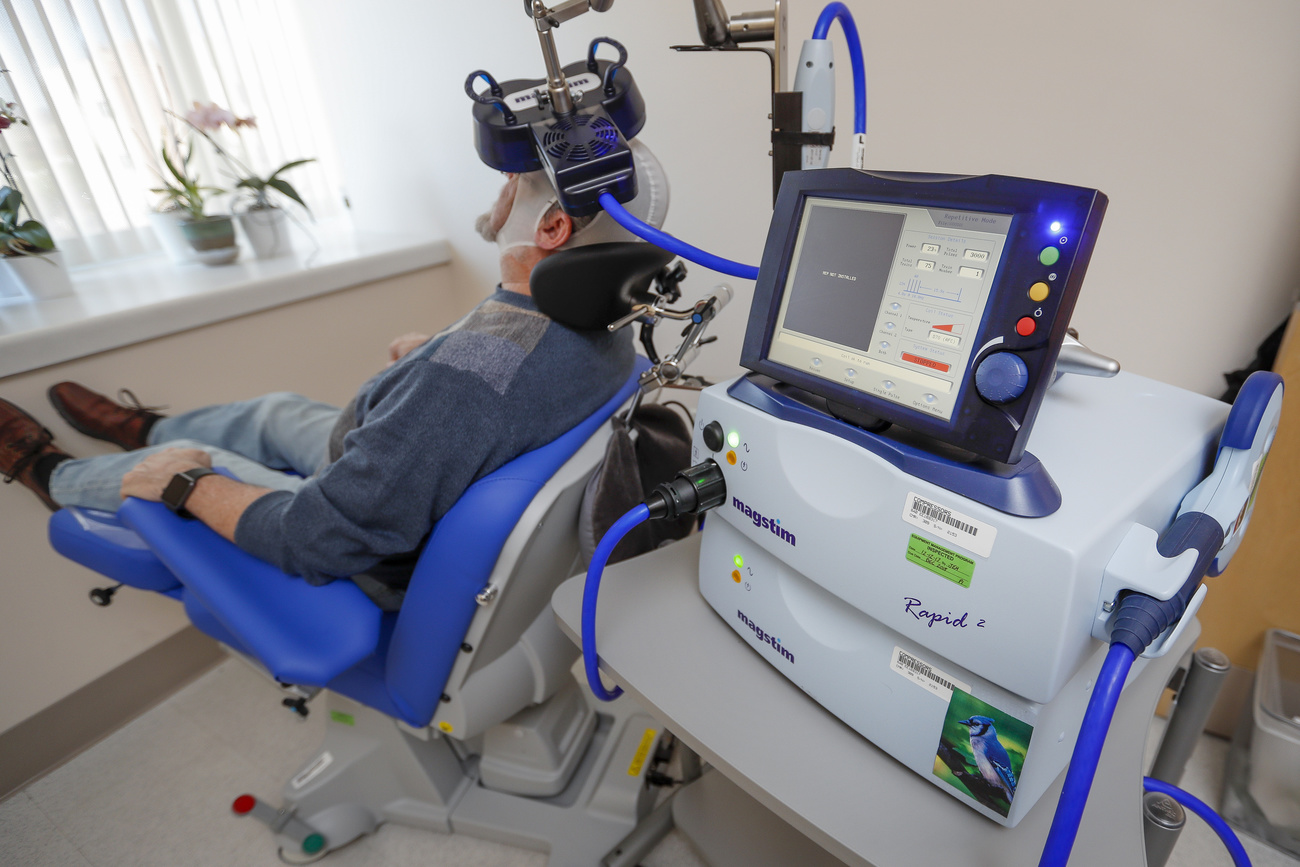 機械の横に横たわる患者