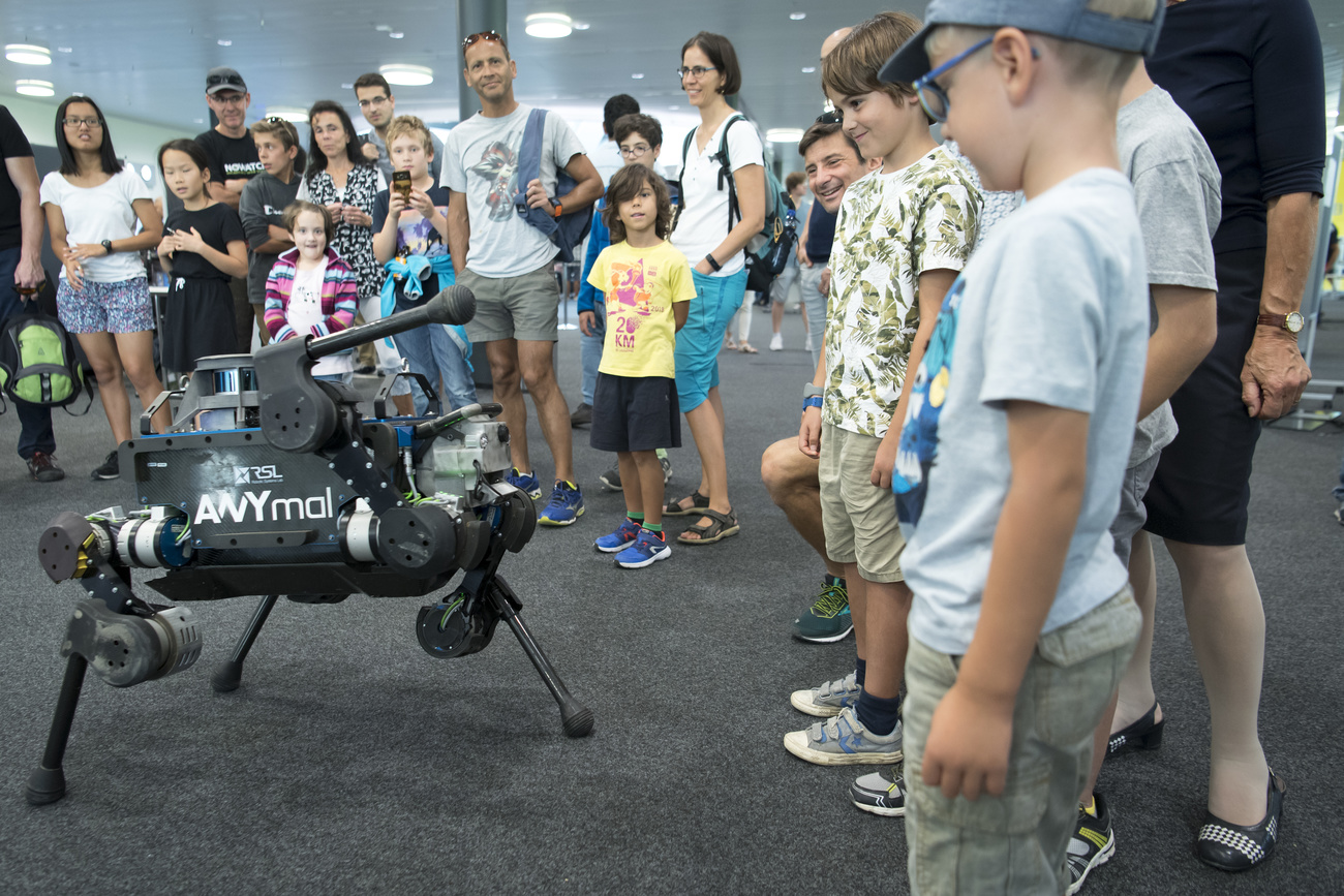 Groupe d'enfants en train de regarder un robot