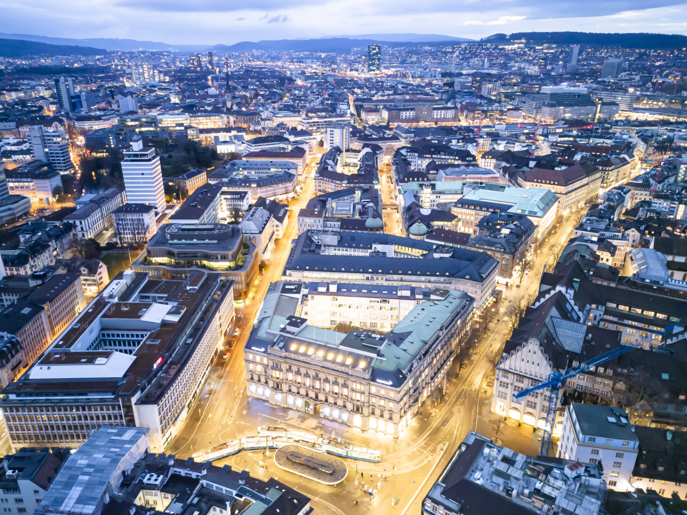 città fotografata dall'alto al crepuscolo