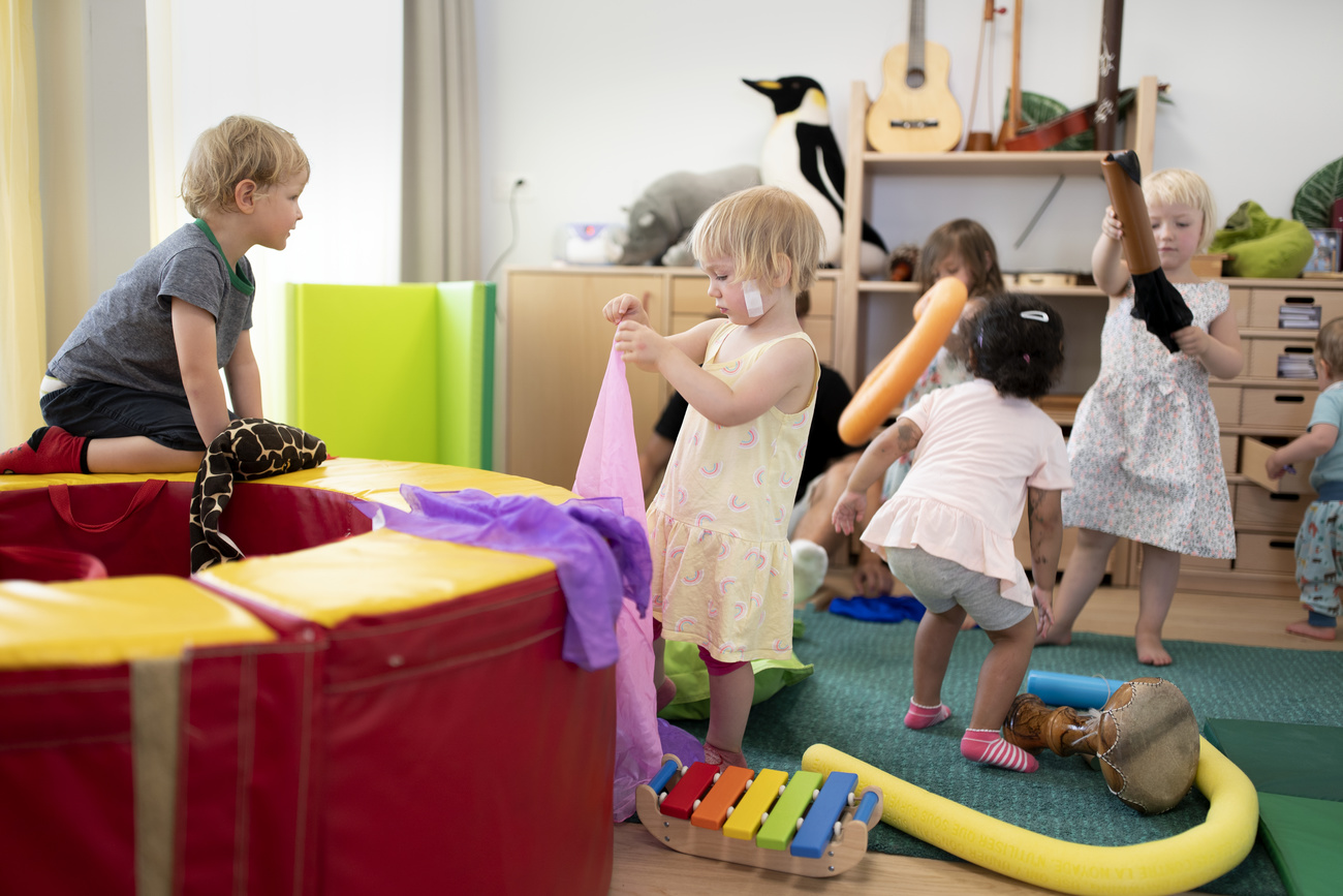 Kinder beim gemeinsamen Spielen in der Kita 6a der Stiftung GFZ, aufgenommen am 9. Juli 2020 in Zuerich. Die Kita 6a der Stiftung GFZ wird in Zusammenarbeit mit der Baugenossenschaft Frohheim Zuerich (BGF) gefuehrt. (KEYSTONE/Gaetan Bally)