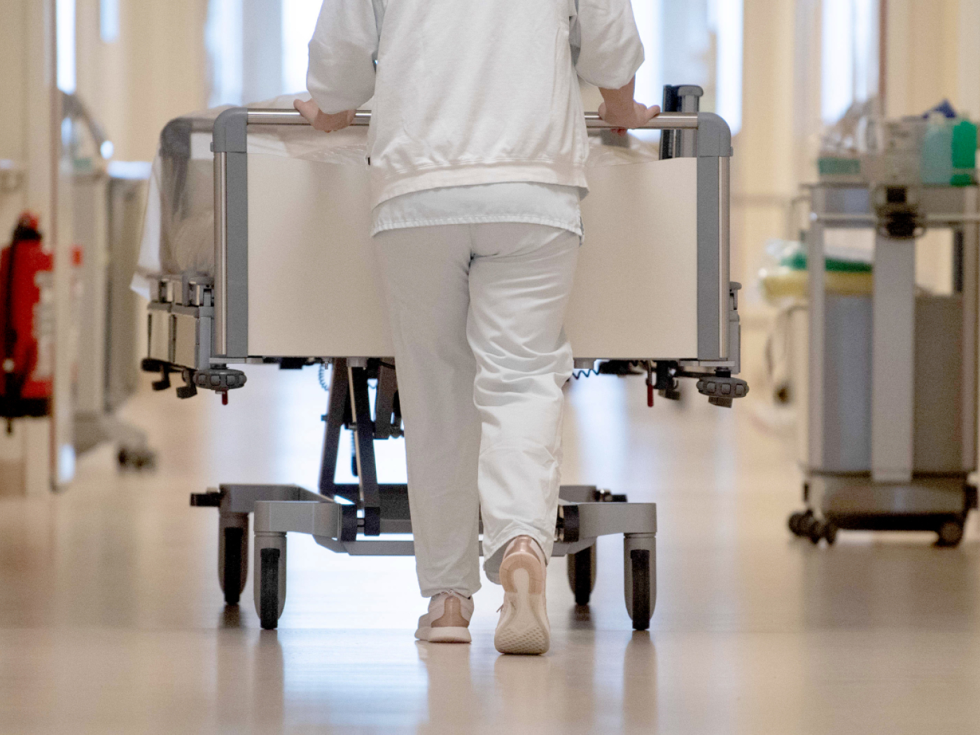 infermiera spinge letto di ospedale