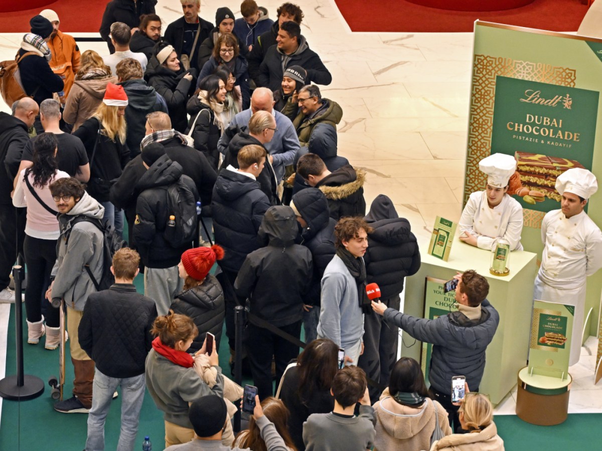 Chocoholics queue for Dubai chocolate in Zurich - SWI swissinfo.ch