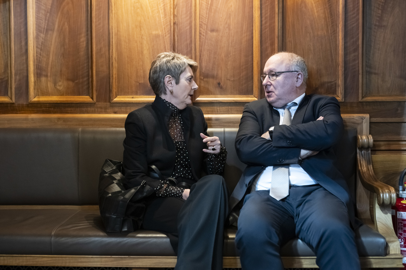Sparen, aber wo? Finanzministerin Karin Keller-Sutter im Gespräch mit SP-Ständerat Pierre-Yves Maillard.