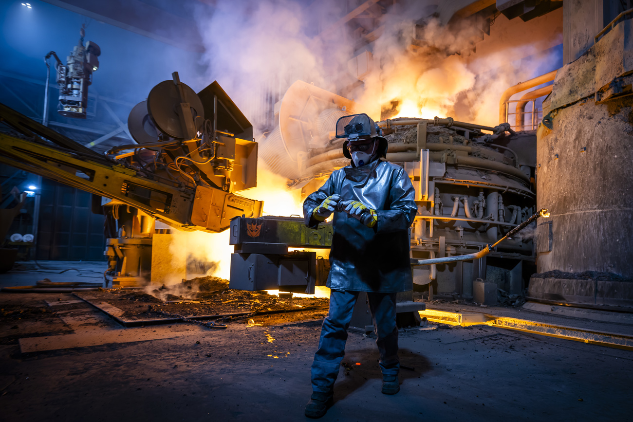 Un operaio nell'acciaieria della Steeltec AG di Emmenbrücke.