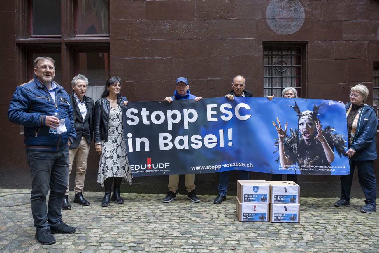 Vertreterinnen und Vertreter der Eidgenoessisch-Demokratischen Union (EDU) mit Praesident Daniel Frischknecht, links, posieren mit den Kartons mit 4'203 Unterschriften fuer das Referendum "Ausgabenbewilligung fuer die Durchfuehrung des Eurovision Song Contest (ESC)" in Basel, am Samstag, 26. Oktober 2024. Die EDU hat das Referendum lanciert, weil es rund um den ESC antisemitische und antichristliche Haltungen gebe.