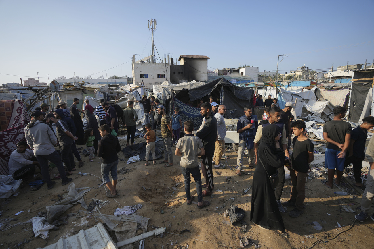فلسطينيون في موقع غارة إسرائيلية في باحة مستشفى الأقصى حيث يعيش النازحون في الخيام، في دير البلح، قطاع غزة، في 9 نوفمبر، 2024.