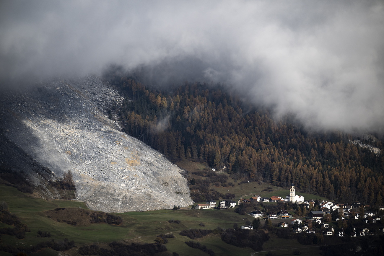 スイスのグラウビュンデン州山村ブリエンツ(Brienz/Brinzauls)では昨年、最大120万㎥の岩盤が崩落した