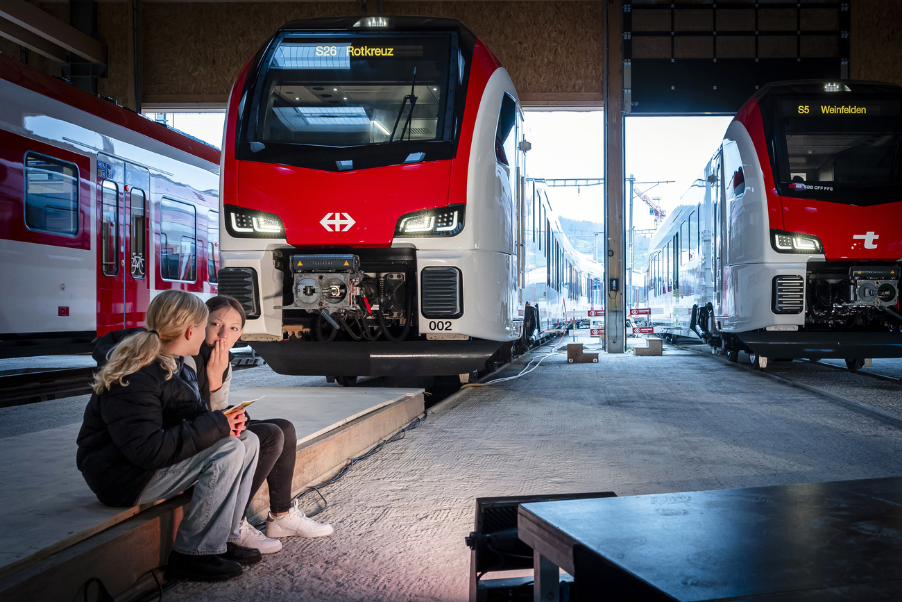 ragazze sedute vicino a treni