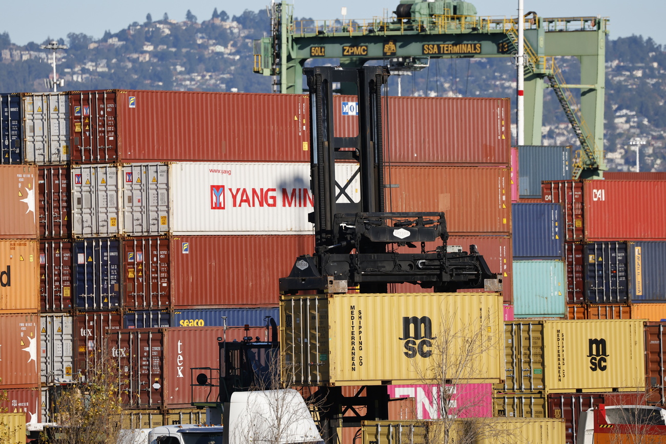 Contenedores de carga en el puerto de Oakland en Oakland, California, EE. UU., el 27 de noviembre de 2024. El presidente electo Donald Trump anunció que impondrá nuevos aranceles importantes a México, Canadá y China en su primer día en el cargo.