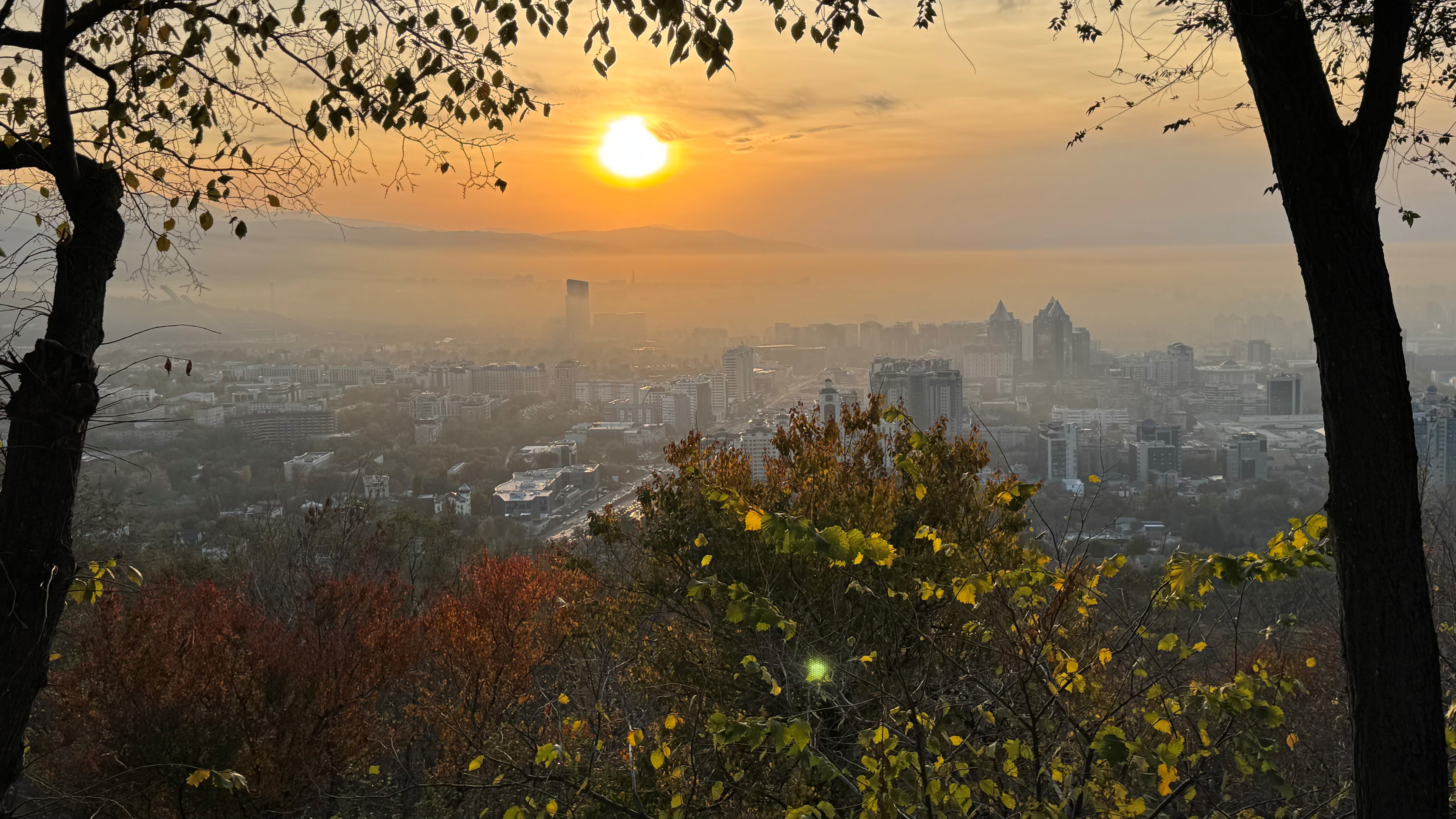Vista della città più grande del Kazakistan: Almaty, nel sud del Paese Bruno Kaufmann/swissinfo.ch