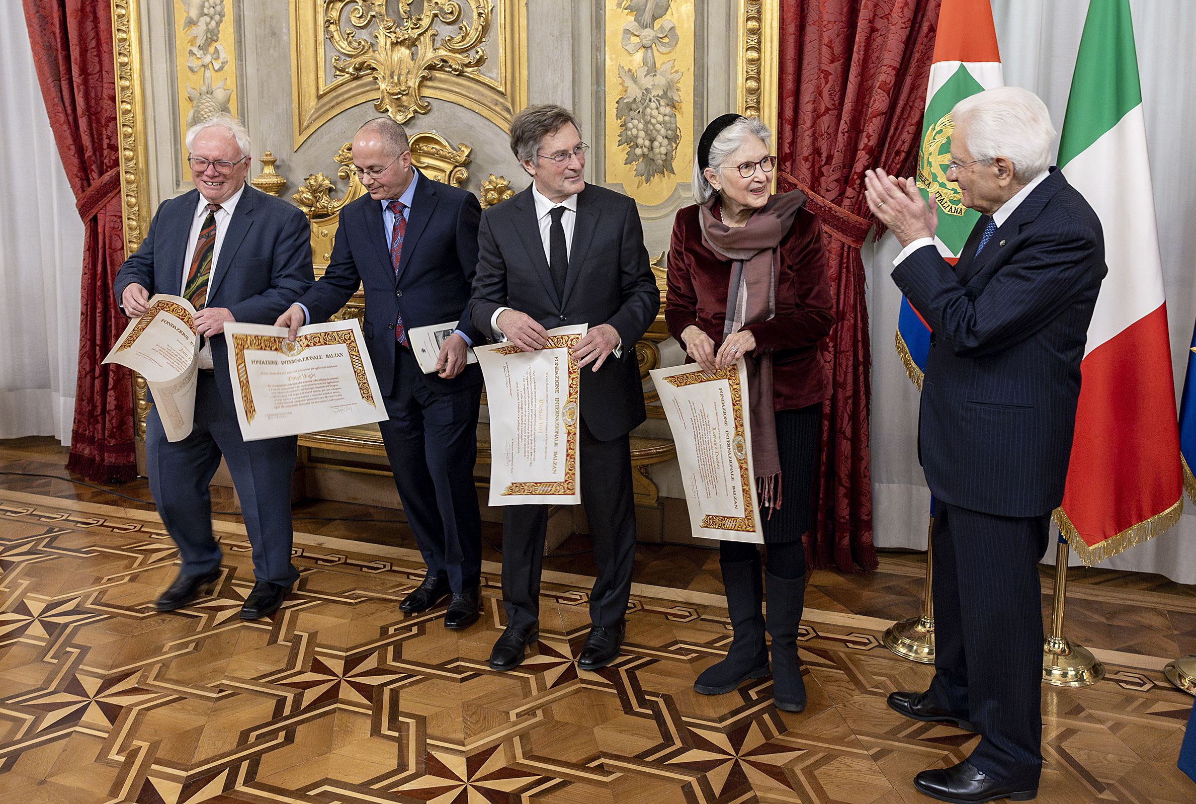 Sergio Mattarella si congratula con i quattro vincitori del premio Balzan.