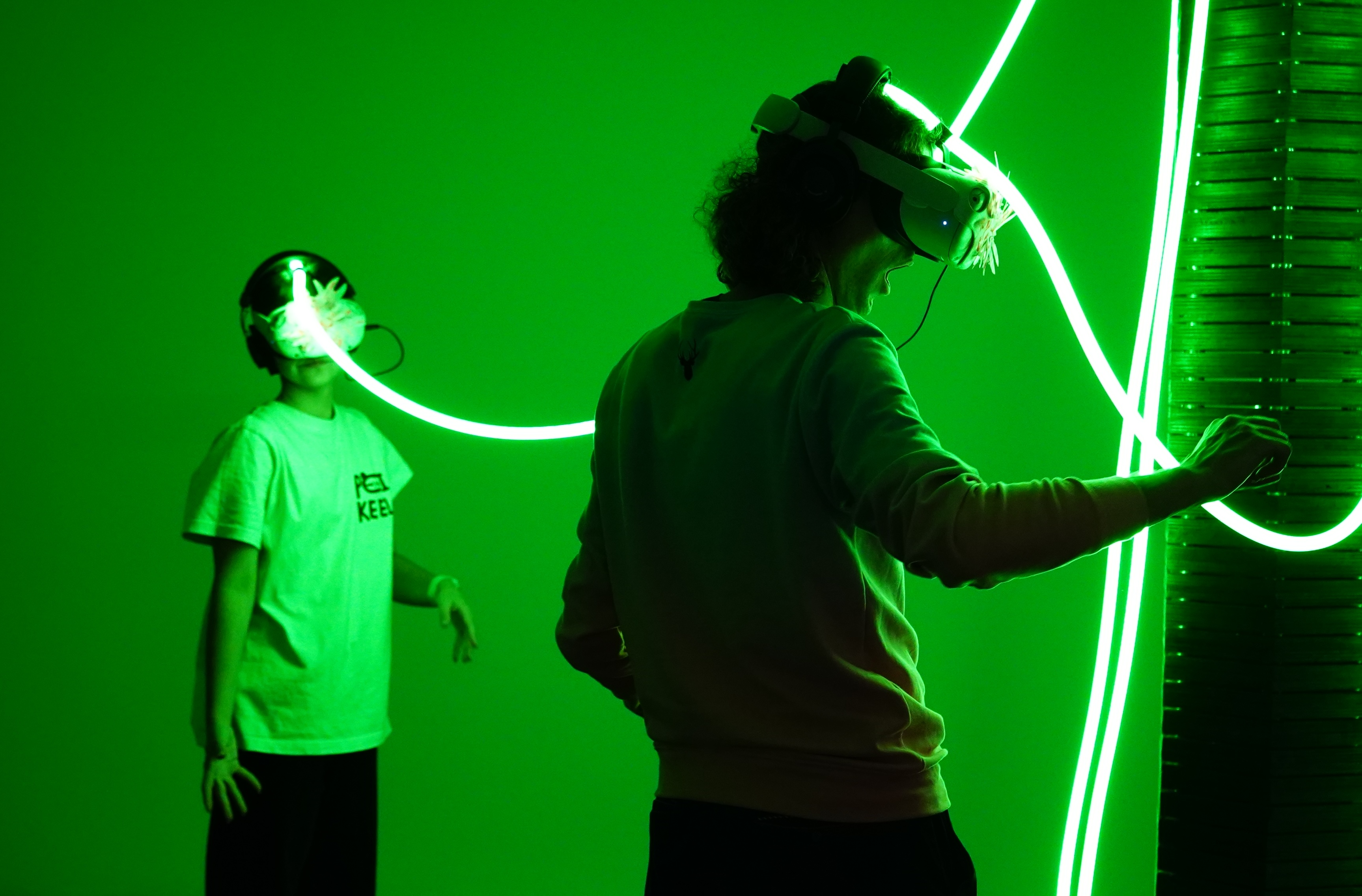 VRを楽しむ人々