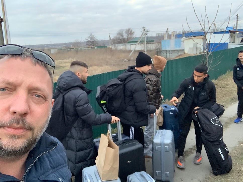 Bänz Margot receives evacuees who have been taken away from the front.