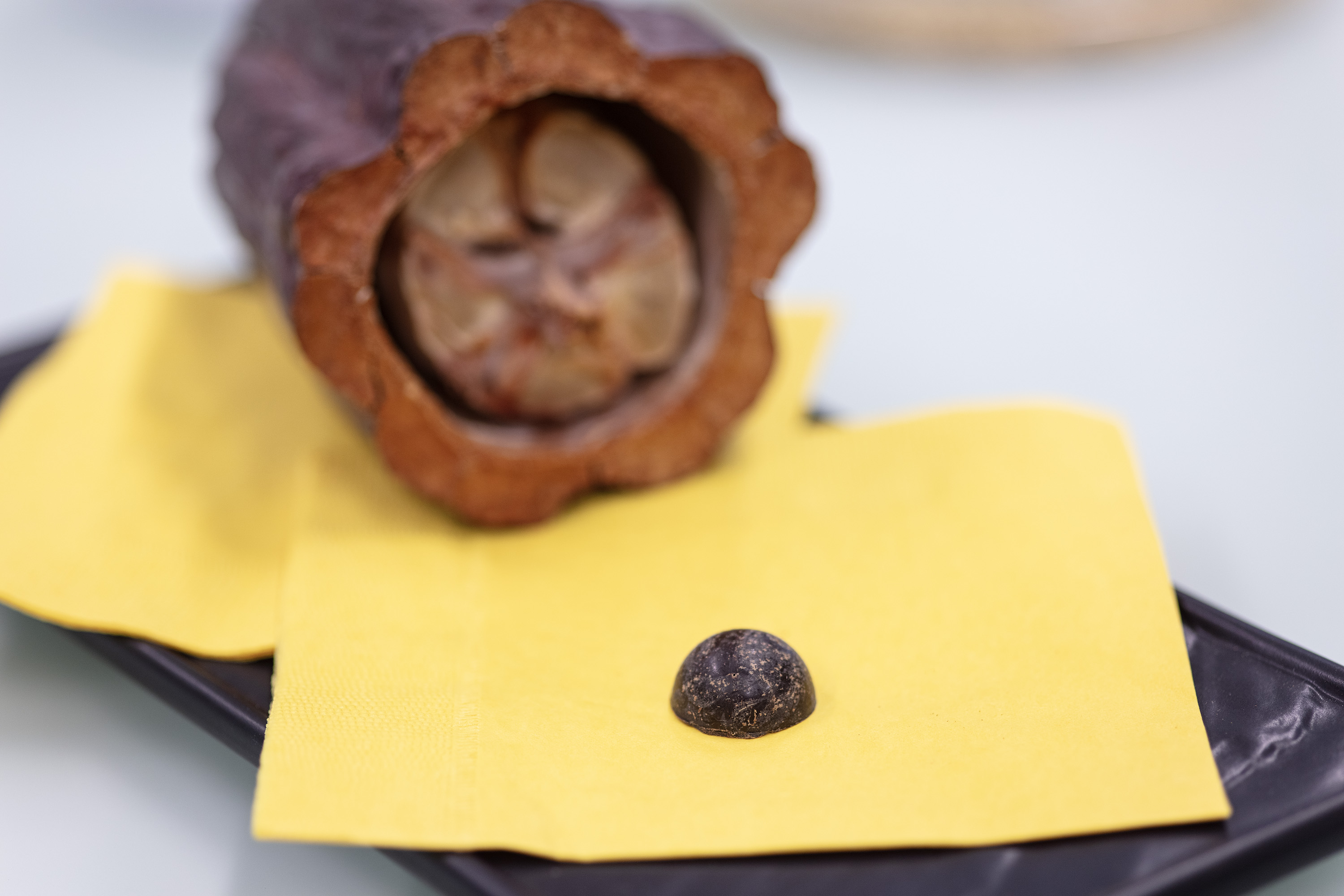 Pequena esfera sobre um papel