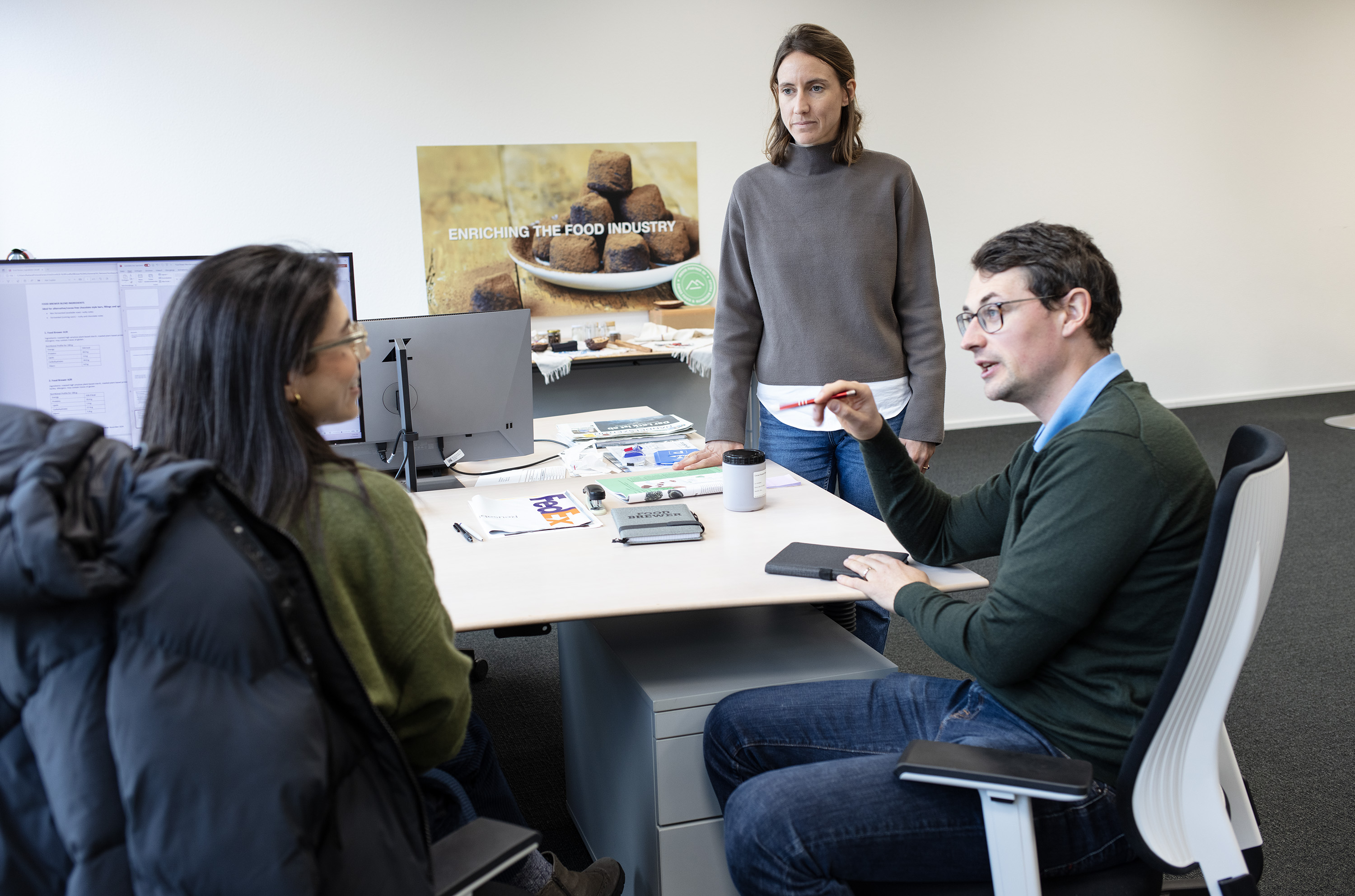 Três pesquisadores conversando