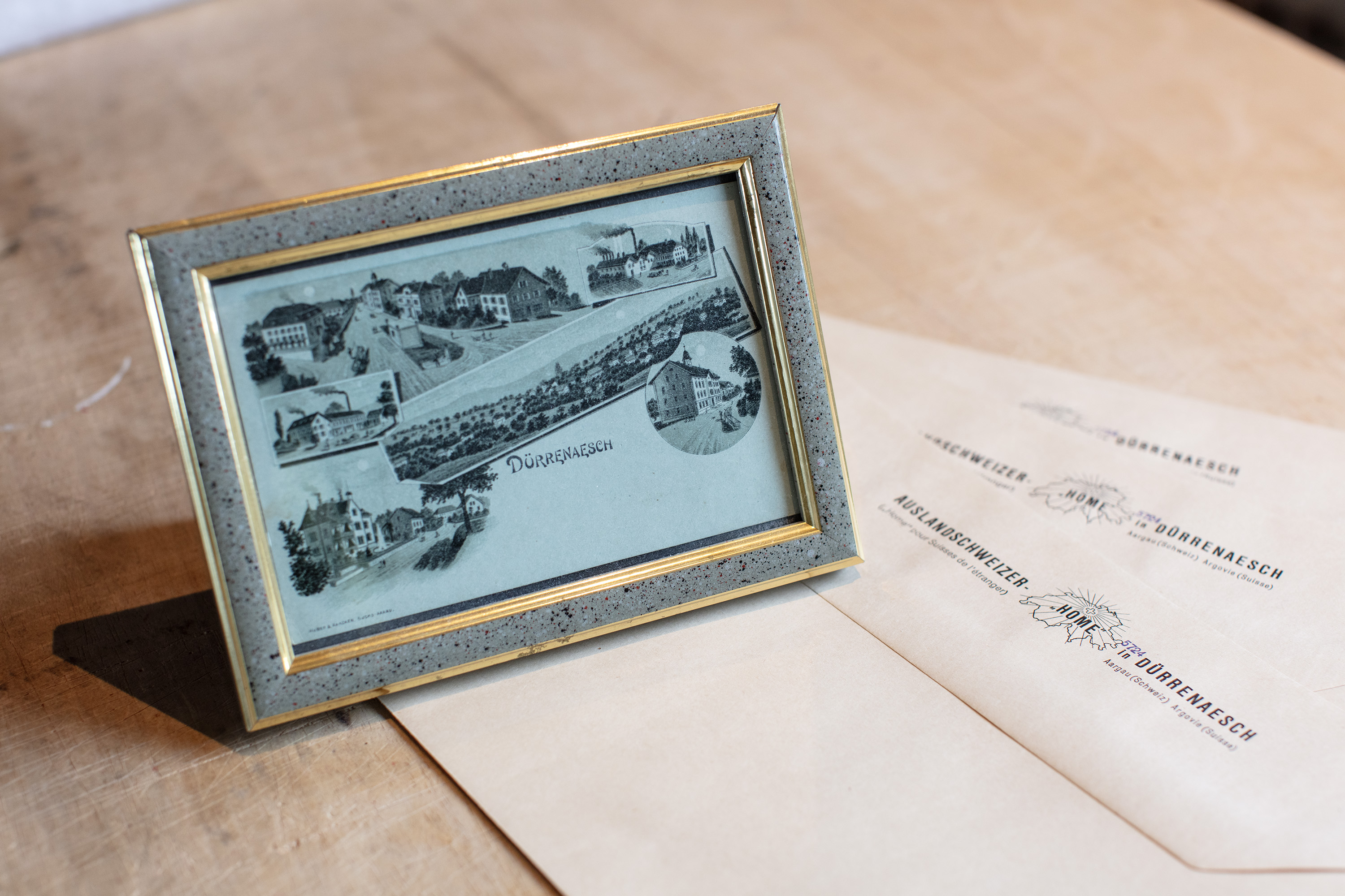 Alte Postkarte in Rahmen und Kuverts