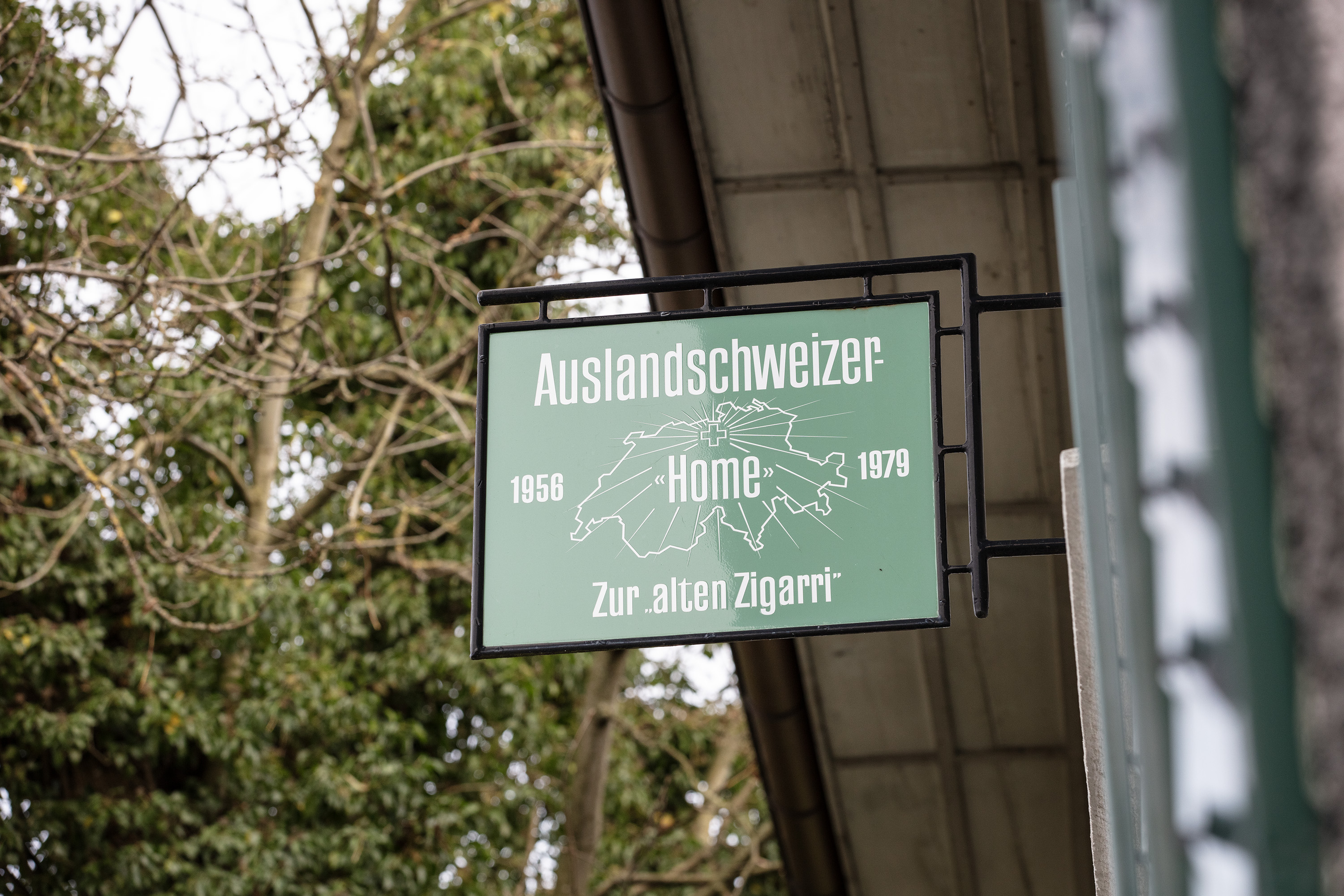 Schild an Haus Zigari