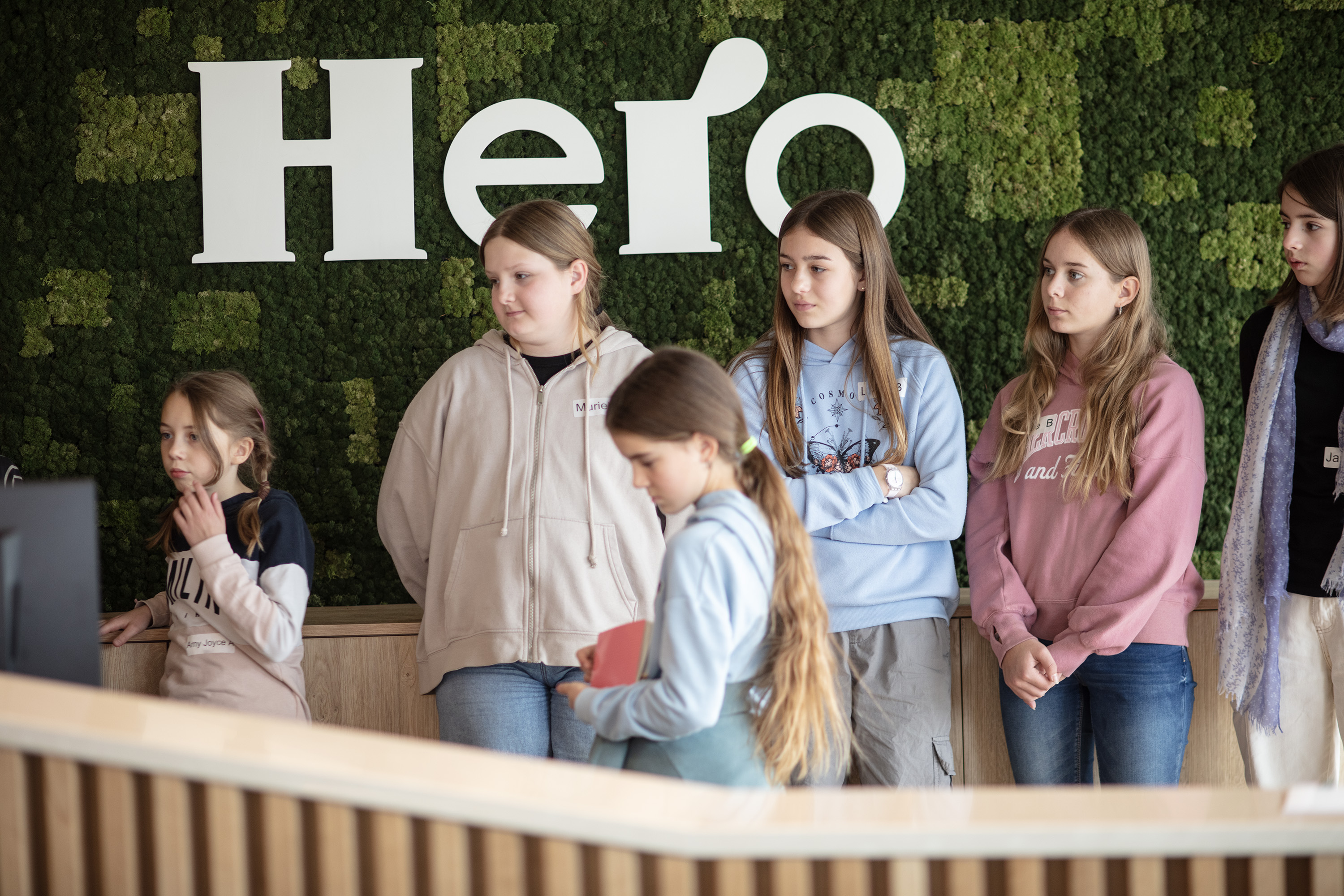 Наша встреча с Робом Ферслоотом совпала с «Национальным днем будущего Швейцарии» (Nationaler Zukunftstag / Futur en tous genres) когда школьники получают возможность посетить компании и предприятия, на которых работают их родители. День проходит ежегодно в середине ноября.