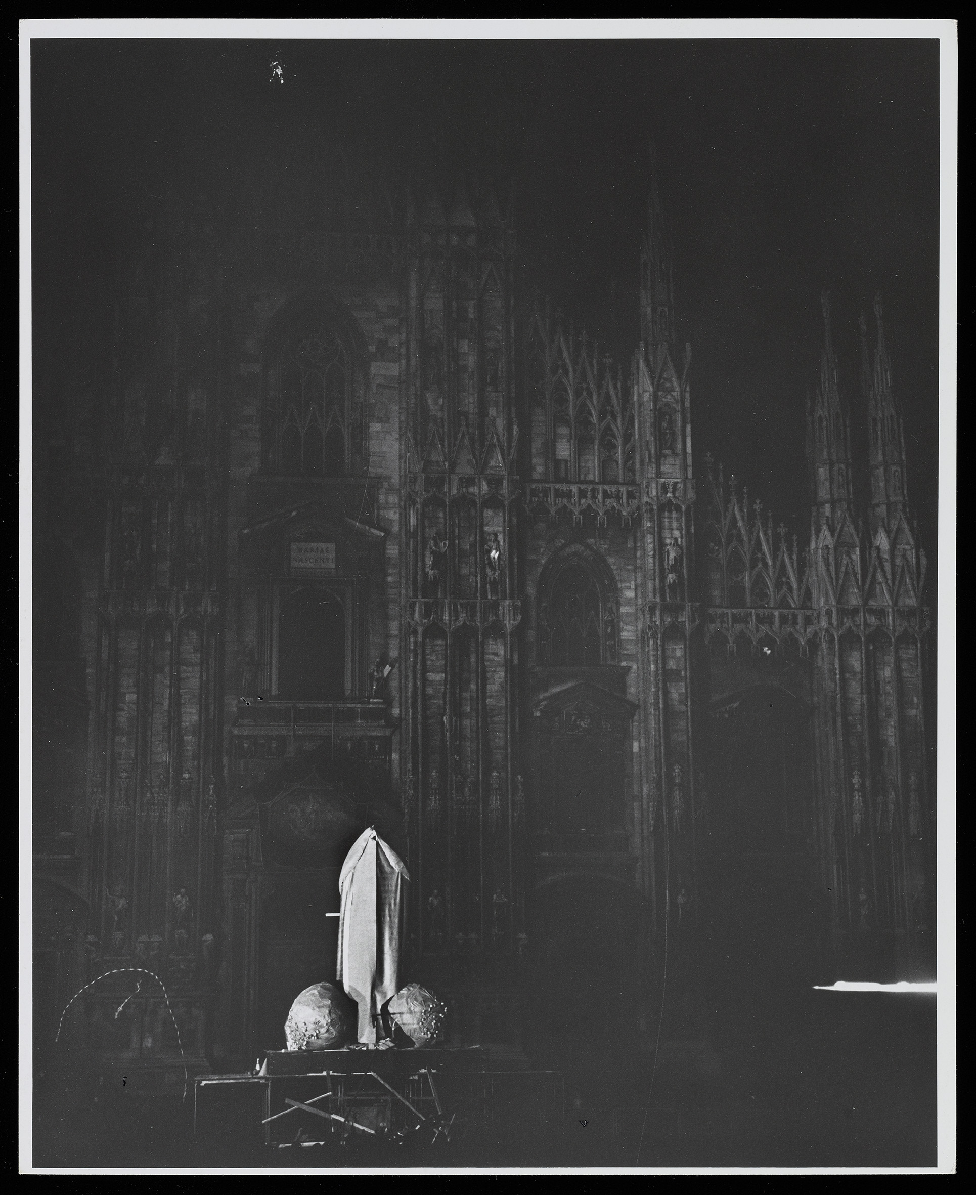 La Vittoria, performance/installation staged by the 10th anniversary of the Nouveau Réalistes. Milan, 28 November 1970.