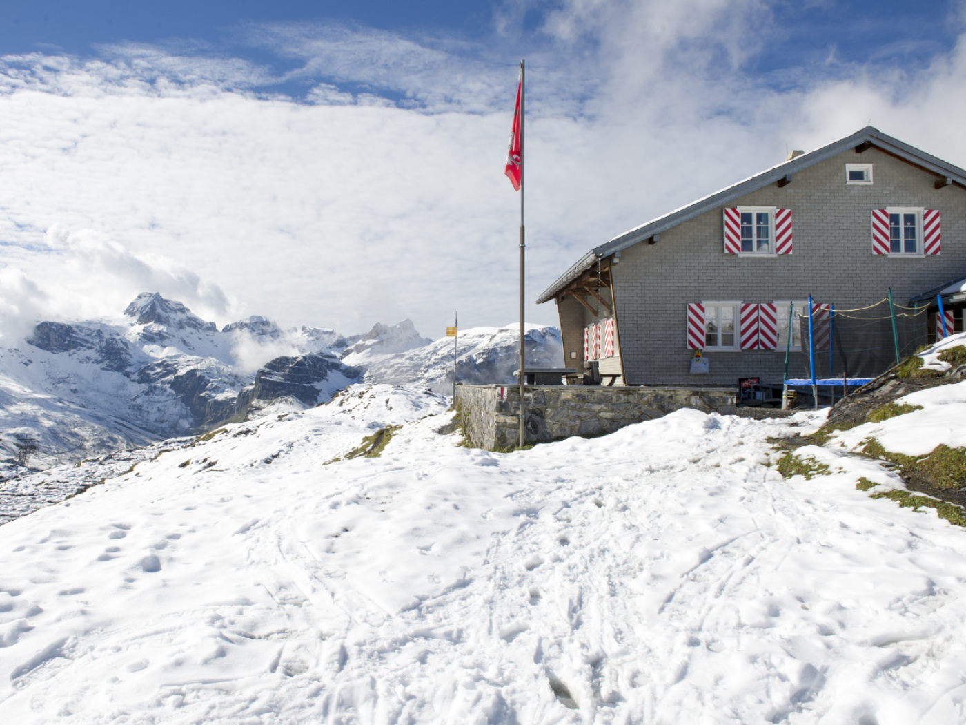 capanna in mezzo alla neve