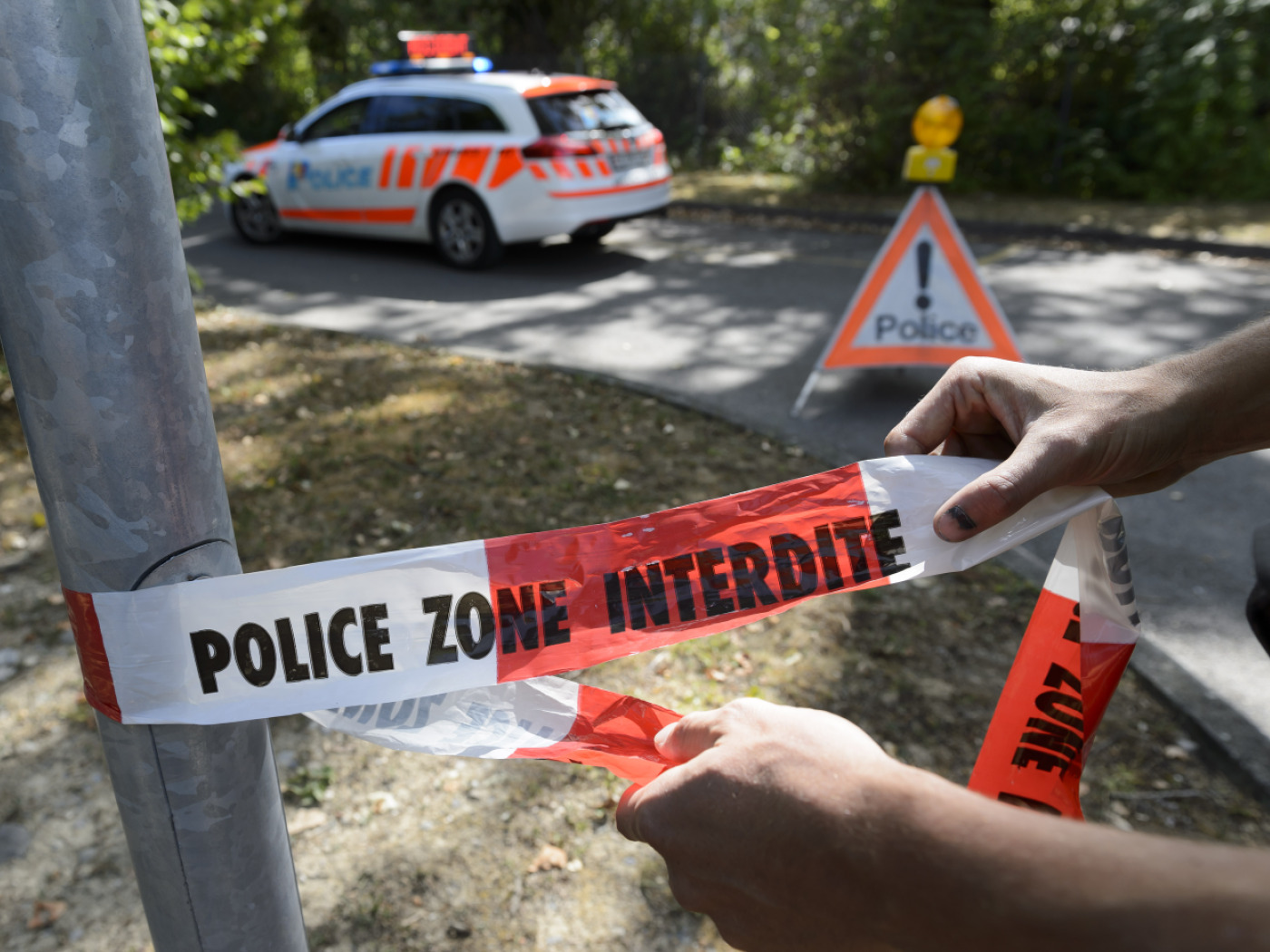 nastro e auto della polizia