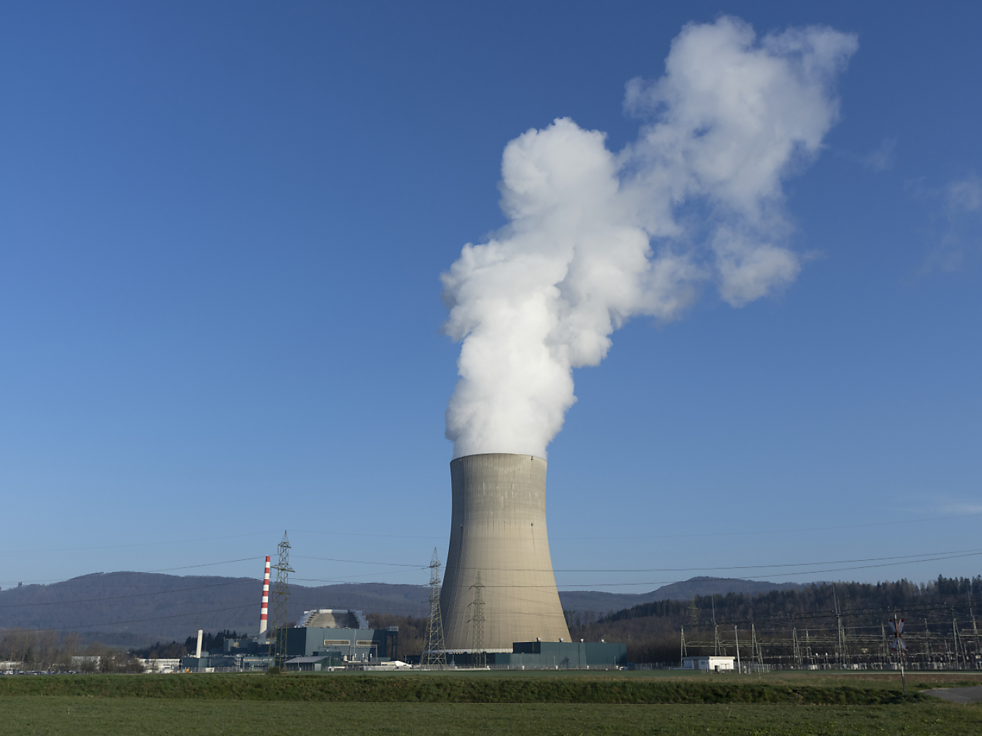 torre di raffreddamento di una centrale nucleare