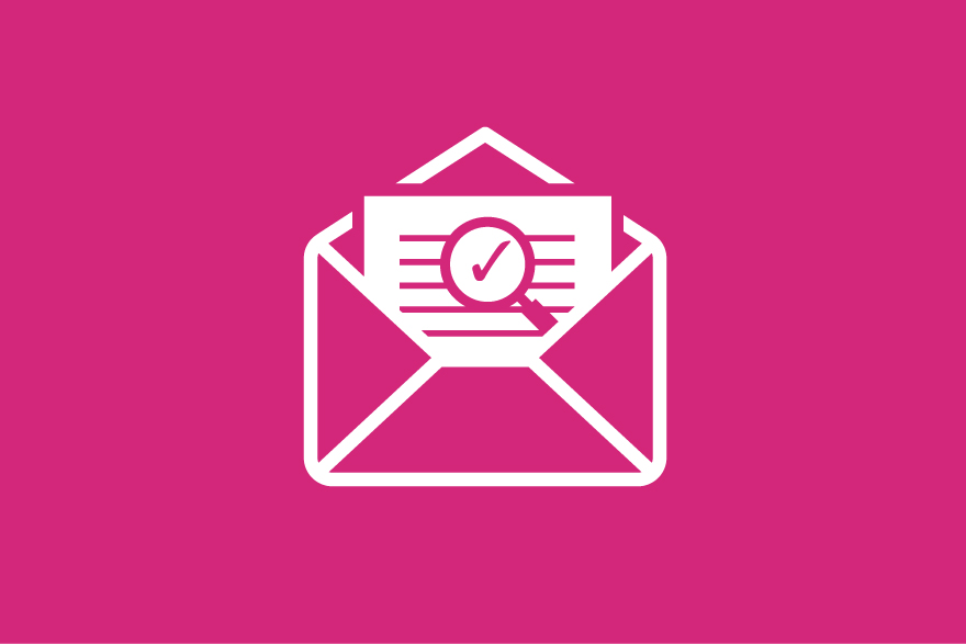 Icono con una carta en un sobre. fondo rosa. Significado de recibir reseñas de prensa.