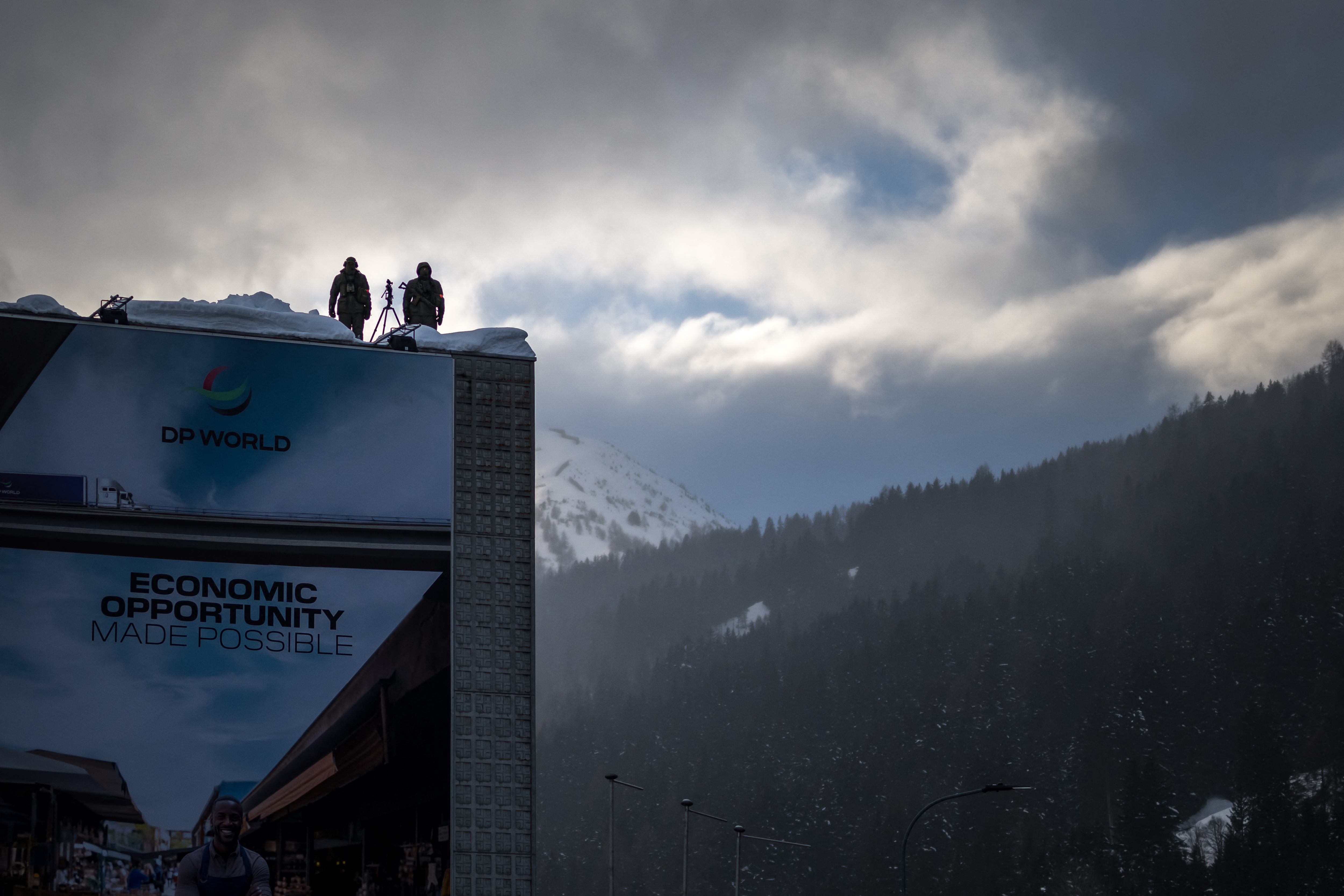 2024年1月15日,在达沃斯(Davos)举行的世界经济论坛(WEF)年会开幕当天,警察站在国会酒店的屋顶上。