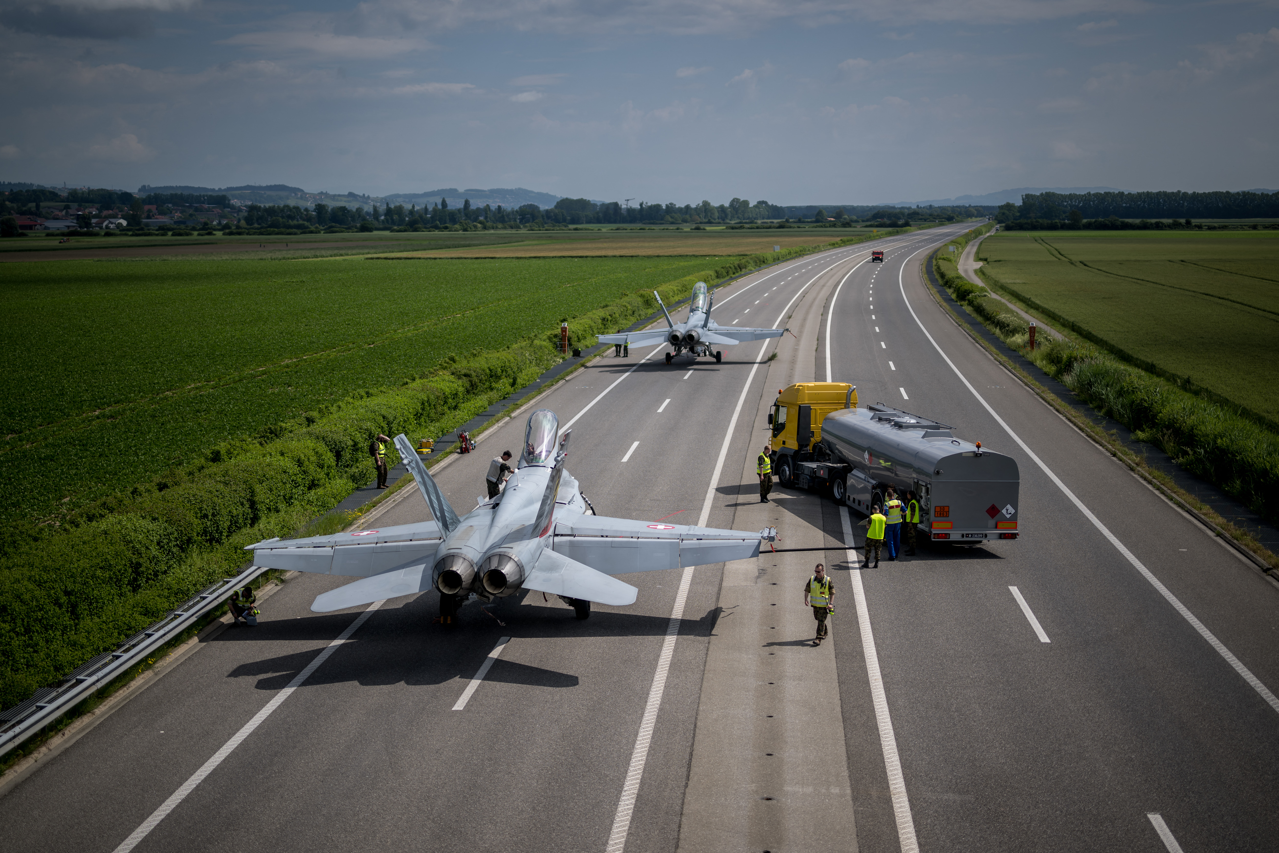 2024年6月5日,在瑞士西部阿韦内什(Avenches)和佩尔讷(Payerne)之间的A1高速公路上,两架F/A-18战斗机在瑞士空军举行的战斗机起降演习中进行加油。