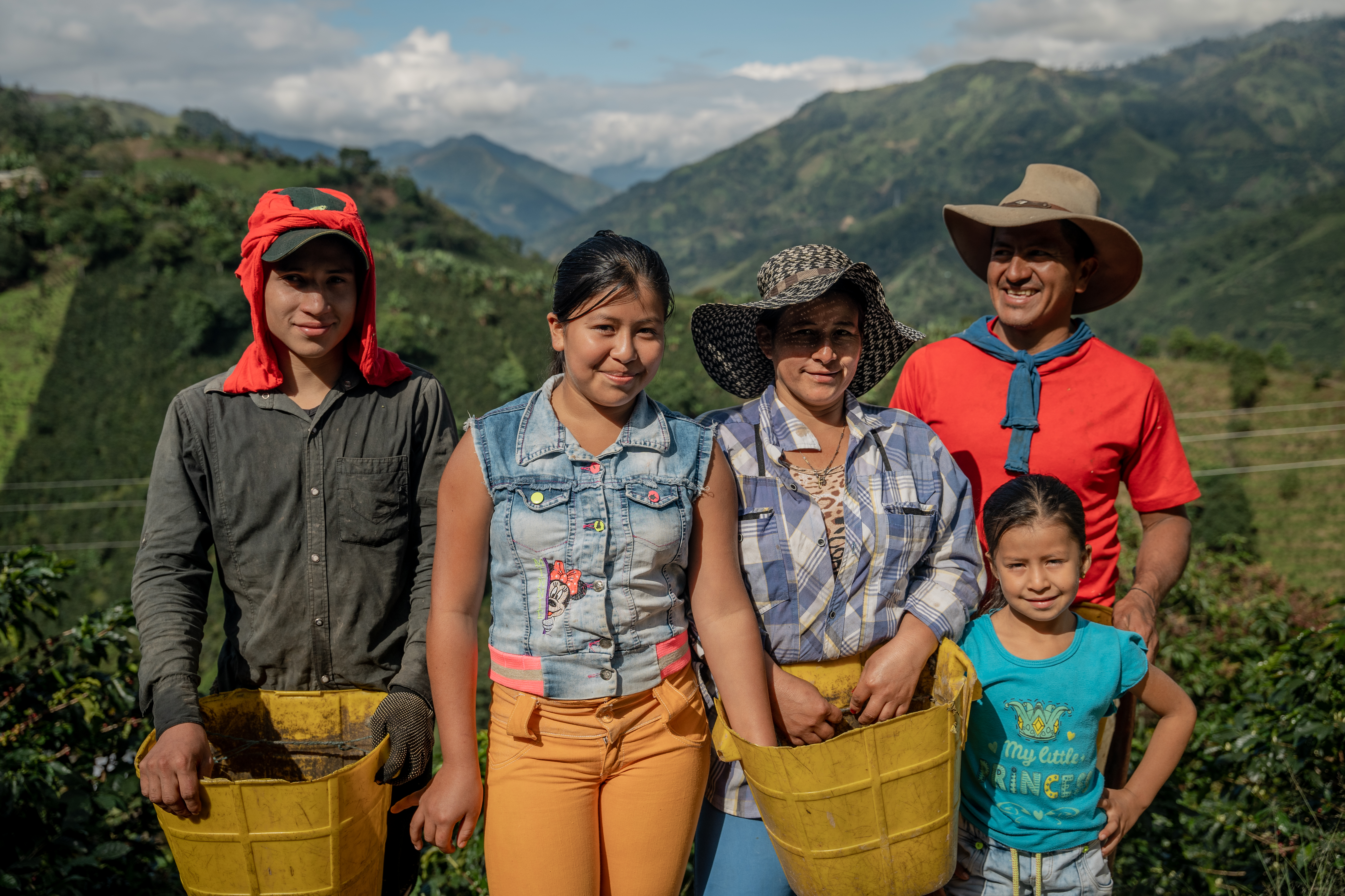Il produttore di caffè Norvey Vaquiro e la sua famiglia. È membro della cooperativa ASOBRIS Coffee in Colombia, certificata Fairtrade.