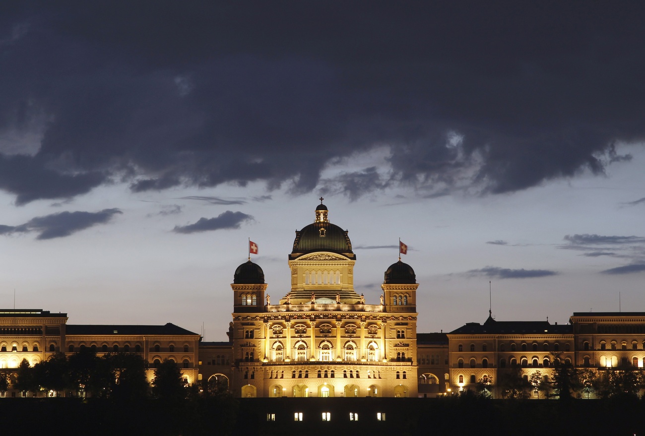 Storm clouds pass over the Federal Palace in Bern on Monday, 30 May 2011. (KEYSTONE/Peter Klaunzer)