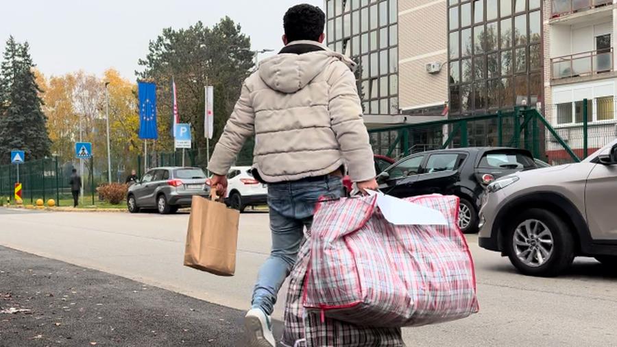 persona con sacchi in mano