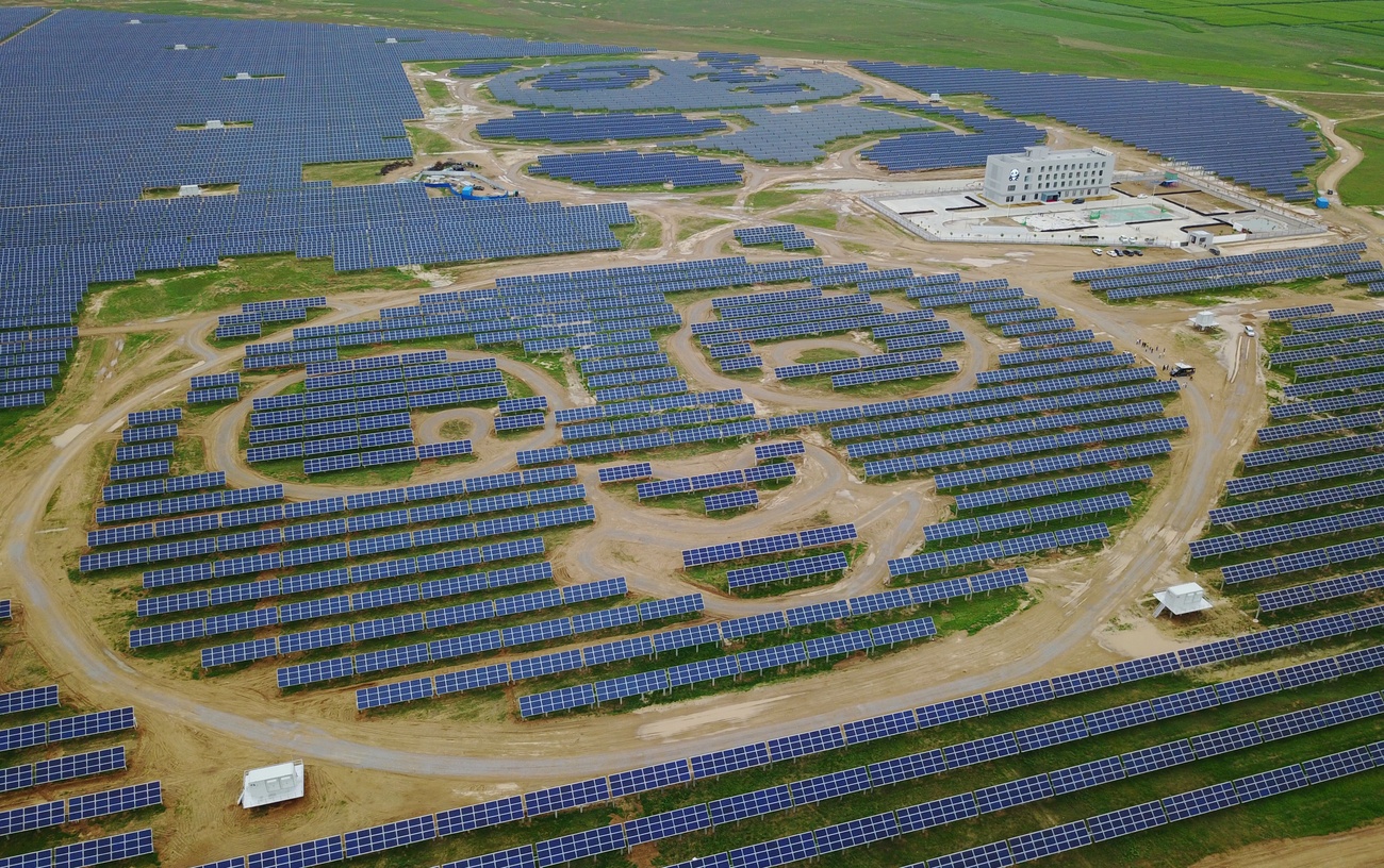La Cina è diventata un gigante dell'energia solare e ora domina in ogni fase della catena di fornitura globale. Una veduta aerea della centrale elettrica Datong Panda a Datong, nella provincia cinese dello Shanxi,