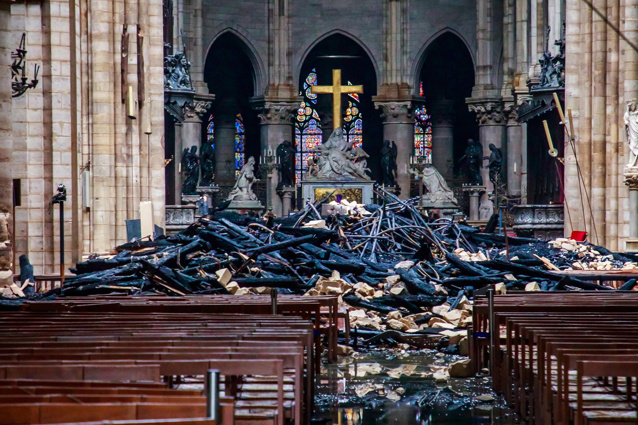 Le jour d'après, dans la cathédrale ravagée par les flammes.