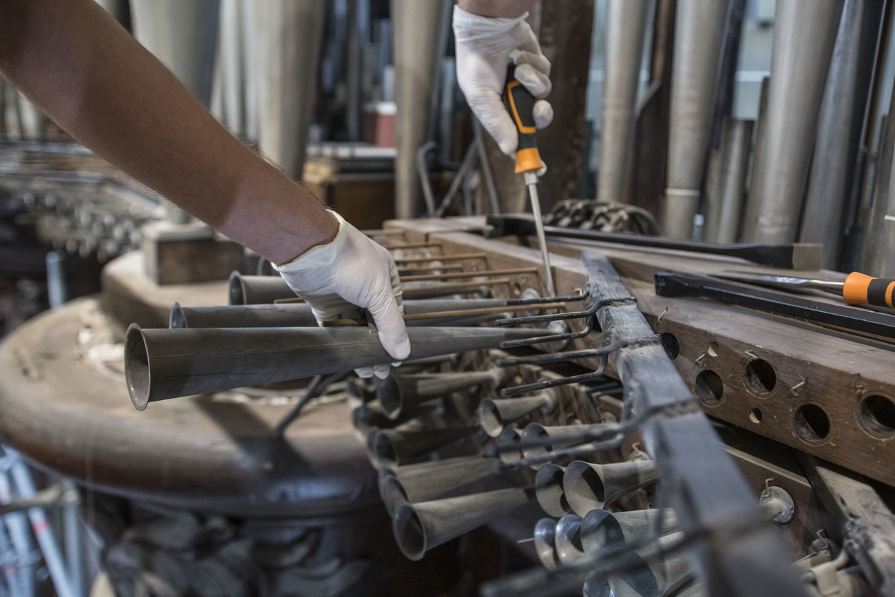 Début du démontage de l'orgue de la cathédrale Notre-Dame de Paris.