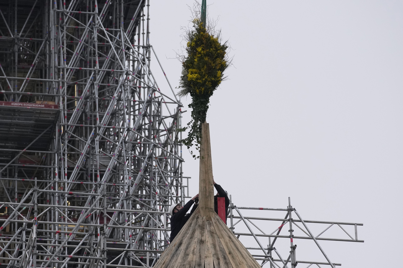 Des ouvriers marquent une étape importante dans la reconstruction du toit de la cathédrale Notre-Dame de Paris, avant sa réouverture en décembre.