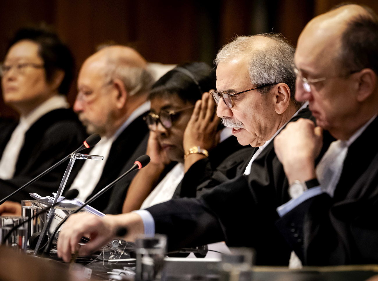 ハーグにある国際司法裁判所(ICJ)のナワフ・サラム所長(右から2人目)は2月、イスラエルによるパレスチナ地域の占領の法的影響に関する公聴会を主宰した