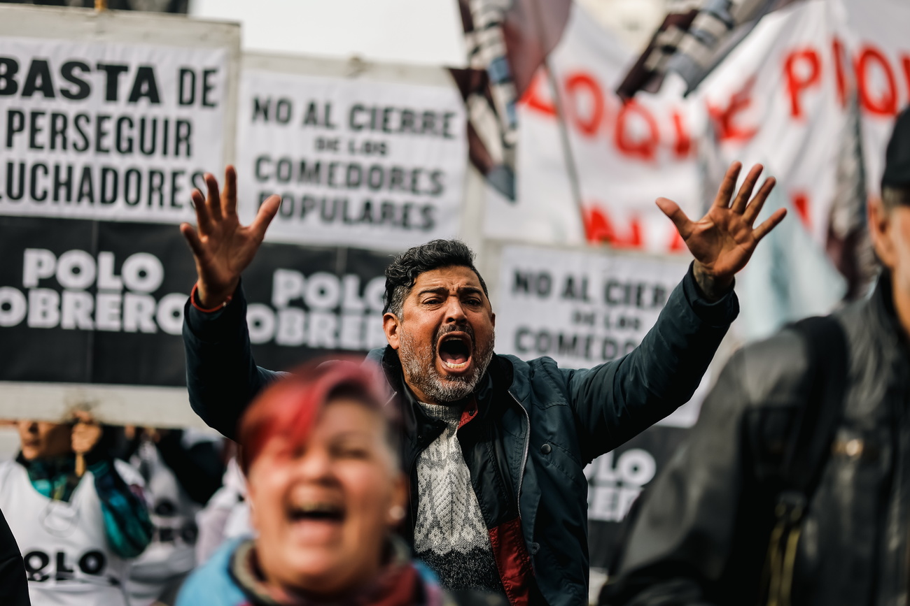 Miembros del Frente de Lucha Piquetero participan en una manifestación pidiendo al gobierno alimentos para las cocinas comunitarias, sin privilegios ni intermediarios, en Buenos Aires, Argentina.
