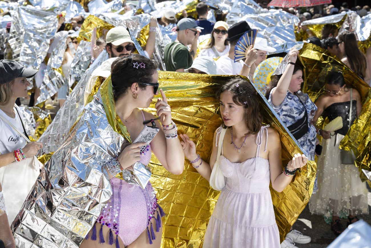 2024年7月9日,在瑞士苏黎世(Zürich)的莱特齐格伦体育场前,一群“霉粉”(Swifties)在等待美国歌手兼词曲作者泰勒·斯威夫特的演唱会,这是她“时代巡演”的一部分。