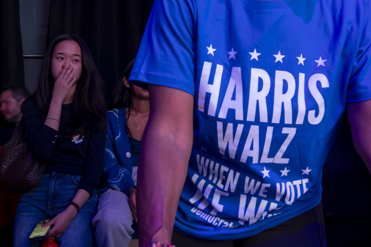 Eine Person mit einem Harris/Walz T-Shirt.