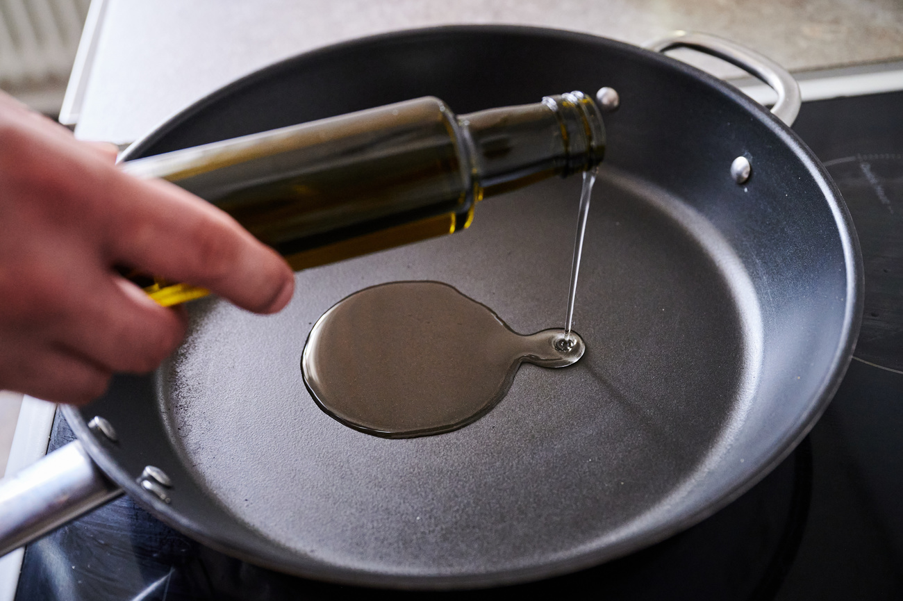 olio versato in padella antiaderente