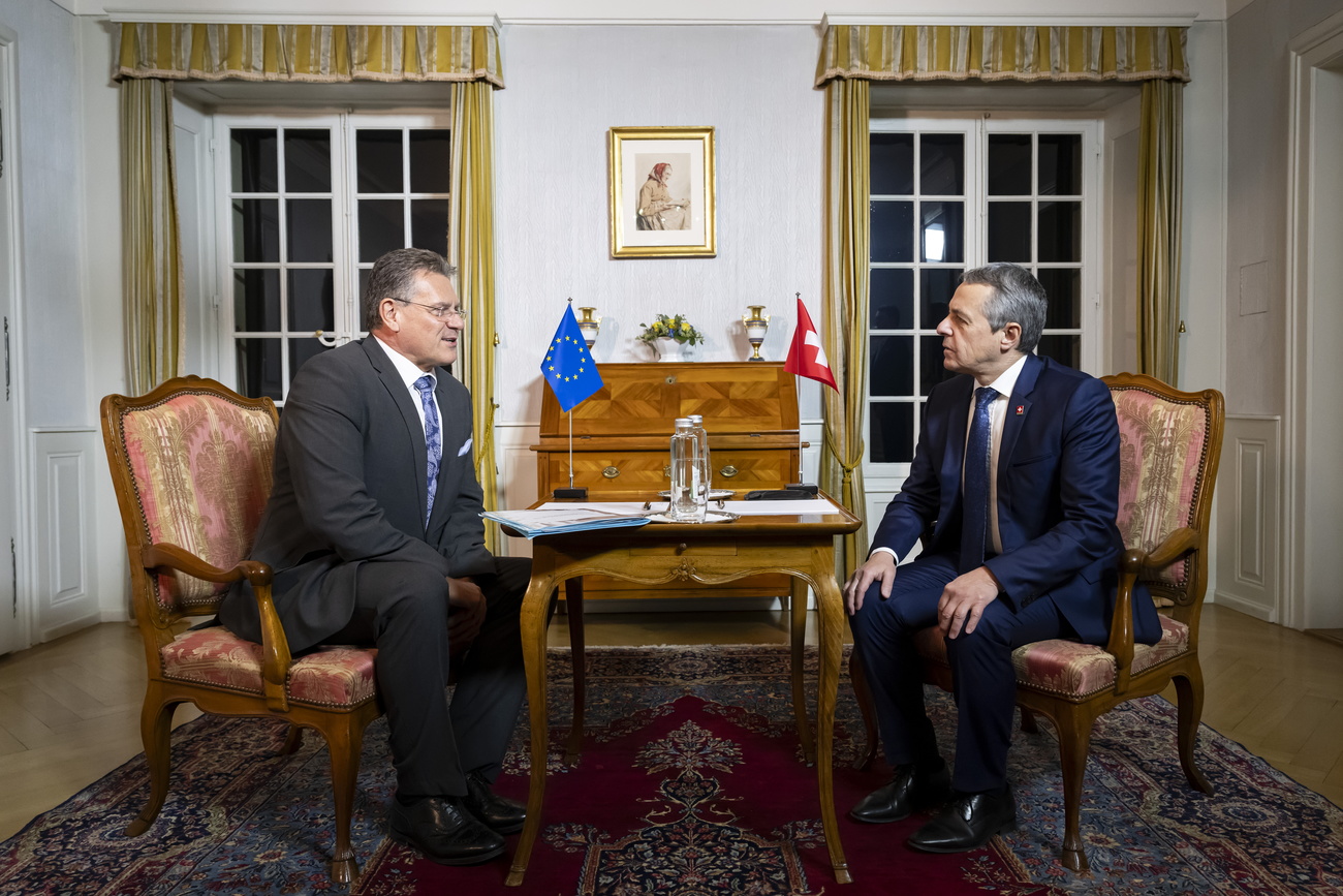 欧盟委员会执行副主席马洛斯·塞夫乔维奇 (Maros Sefcovic)(左)和瑞士联邦委员伊格纳西奥·卡西斯 (Ignazio Cassis)(右)在瑞士政府位于伯尔尼附近克尔萨茨的 Lohn 乡间别墅进行工作访问期间交谈。