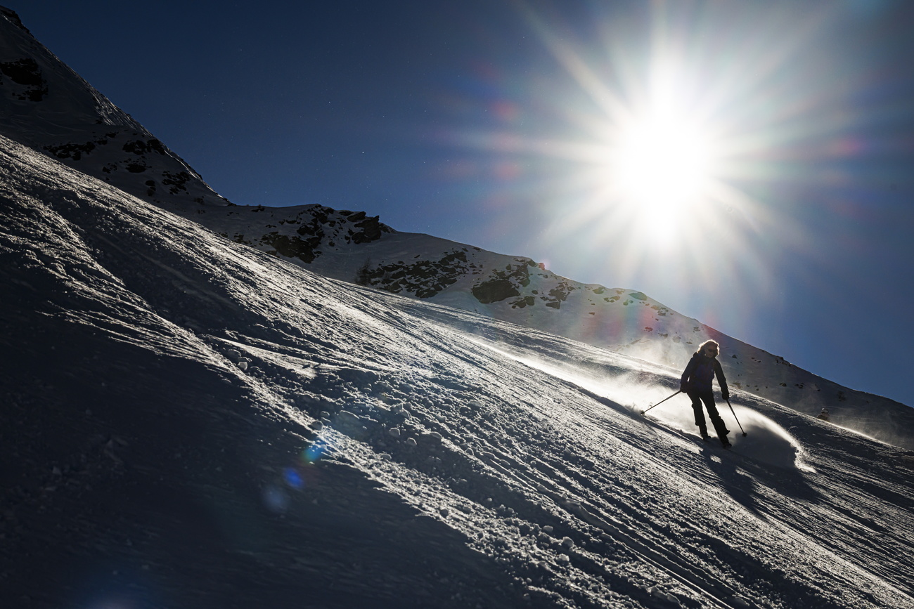 Ein Skifahrer auf der Piste
