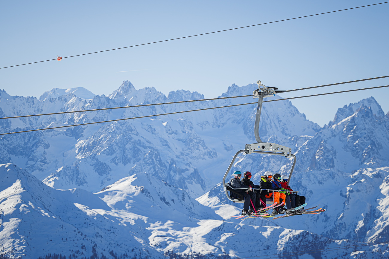 Menschen auf einem Skilift