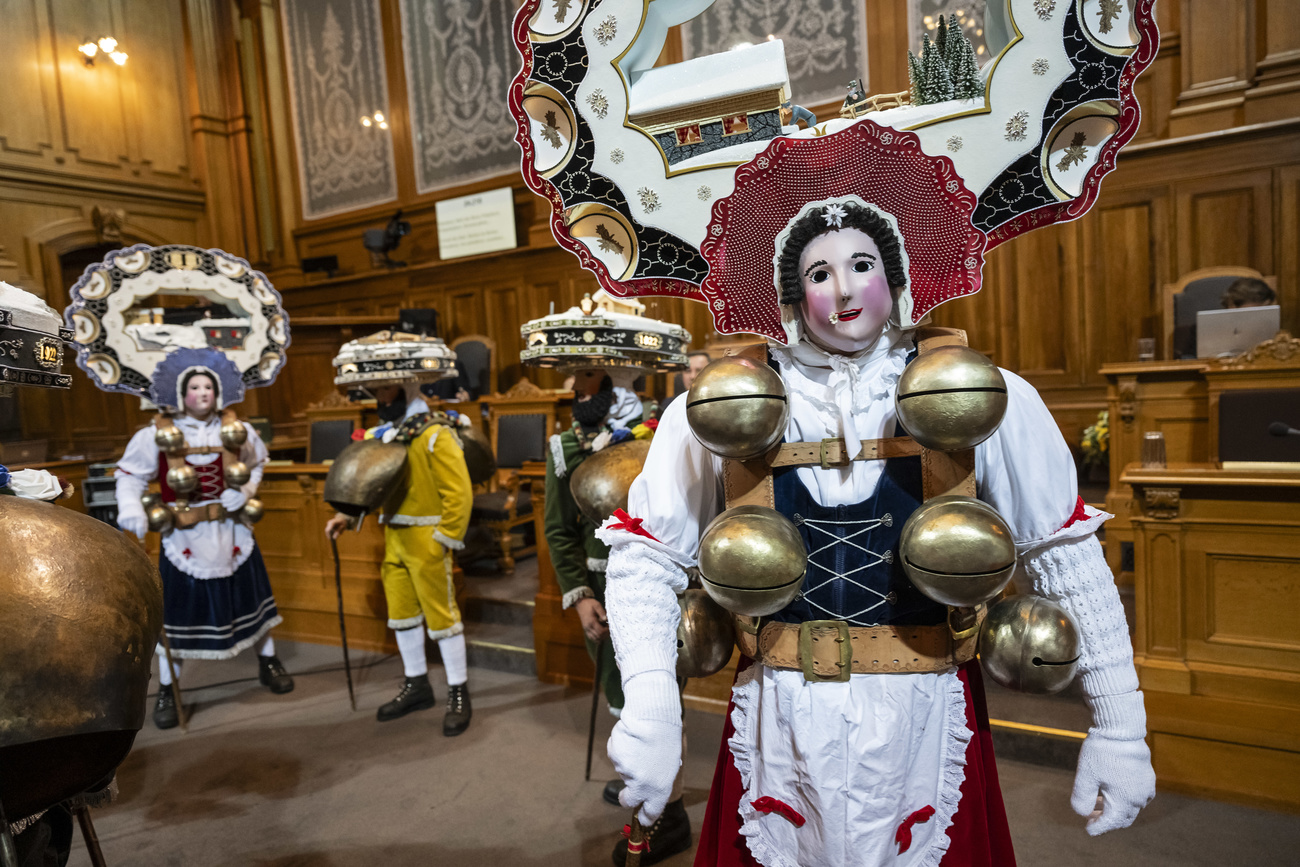 Personnages folkloriques appenzellois dans la salle du Conseil des Etats
