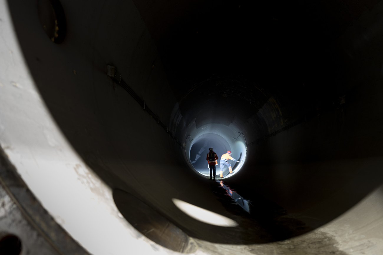 During the impoundment and commissioning of the new Spitallamm dam, workers inspect the armoured water conduit running beneath Lake Grimsel to the Grimsel 1 power station. Winter 2024-2025 will see underwater facilities inspected and repaired.