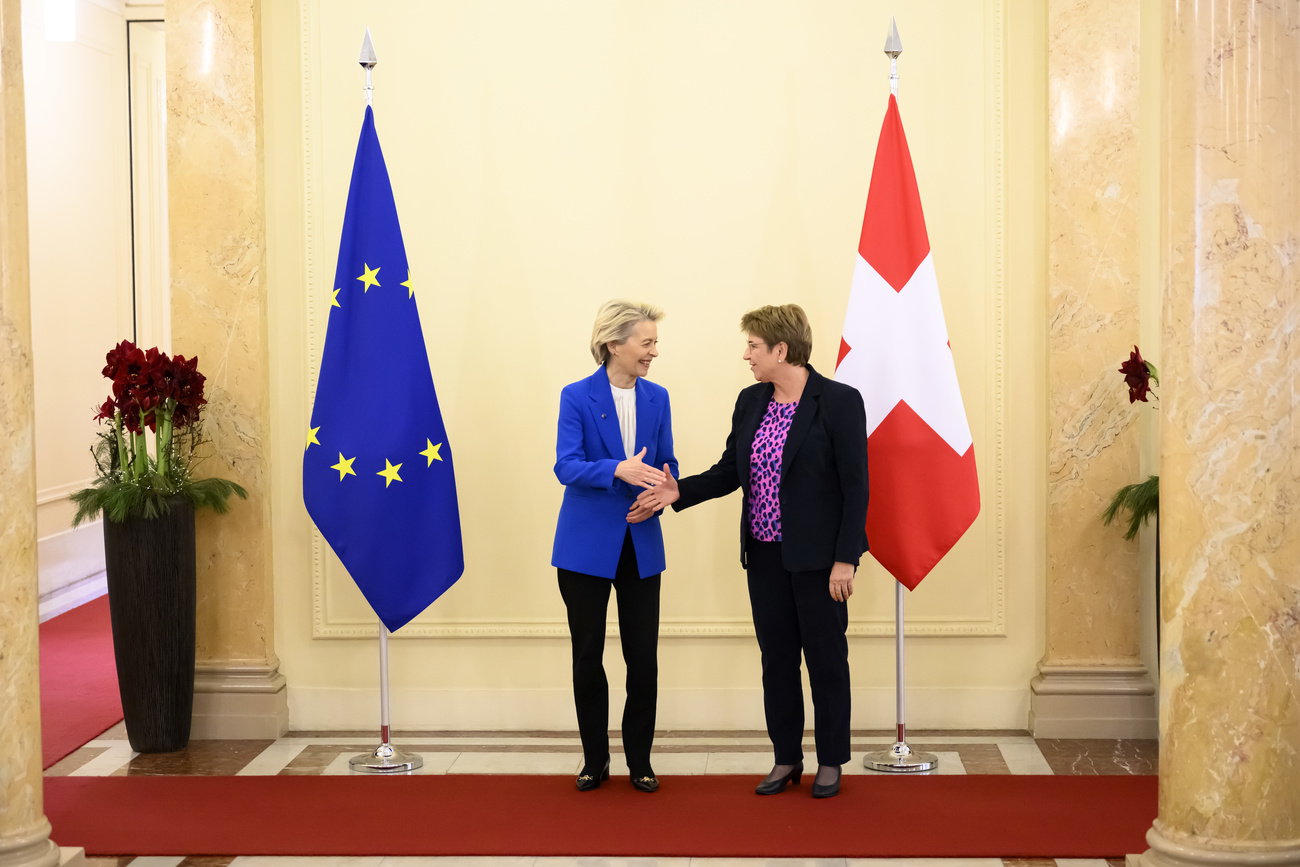 El apretón de manos entre Ursula Von der Leyen (izquierda) y Viola Amherd sella el final de las negociaciones entre Suiza y la Unión Europea.